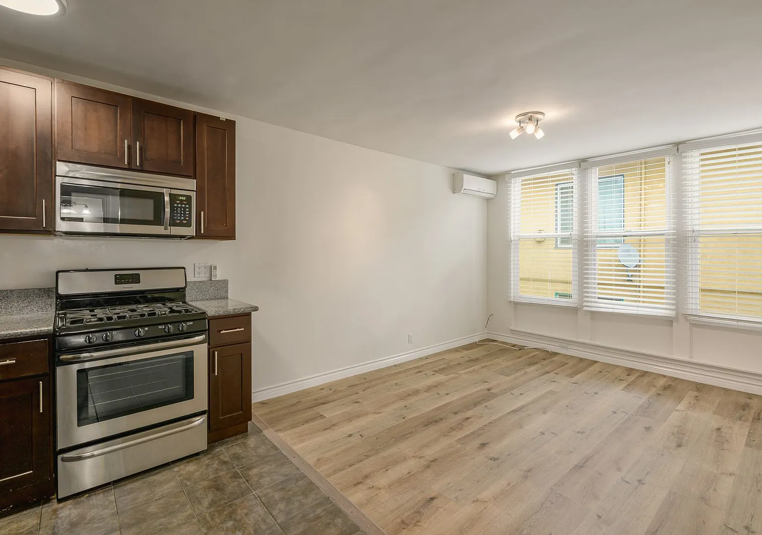 6871 Franklin Ave - Hollywood Cozmo — Photo 3