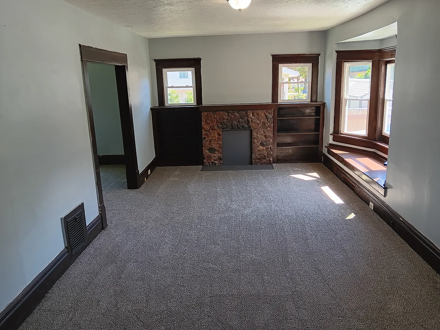 3 bed, 1.5 bath, 1534 sqft, $1,300 — Photo 2