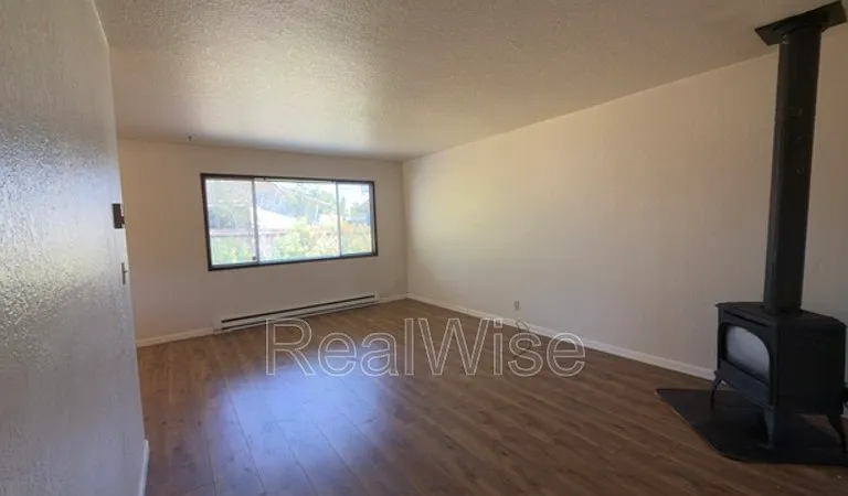 550 SE Center St — Photo 5