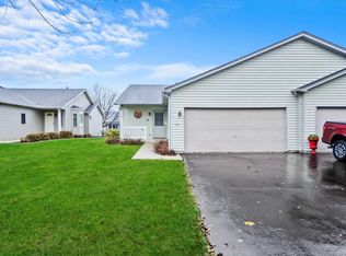 35 S Walnut Dr, North Aurora, IL 60542