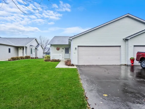 35 S Walnut Dr, North Aurora, IL 60542