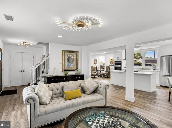 6 Cherrywood Dr, Clementon, NJ 08021
