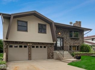 146 E Schick Rd, Bloomingdale, IL 60108