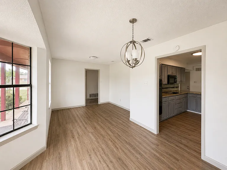 2401 Stephen Lee Dr — Photo 9