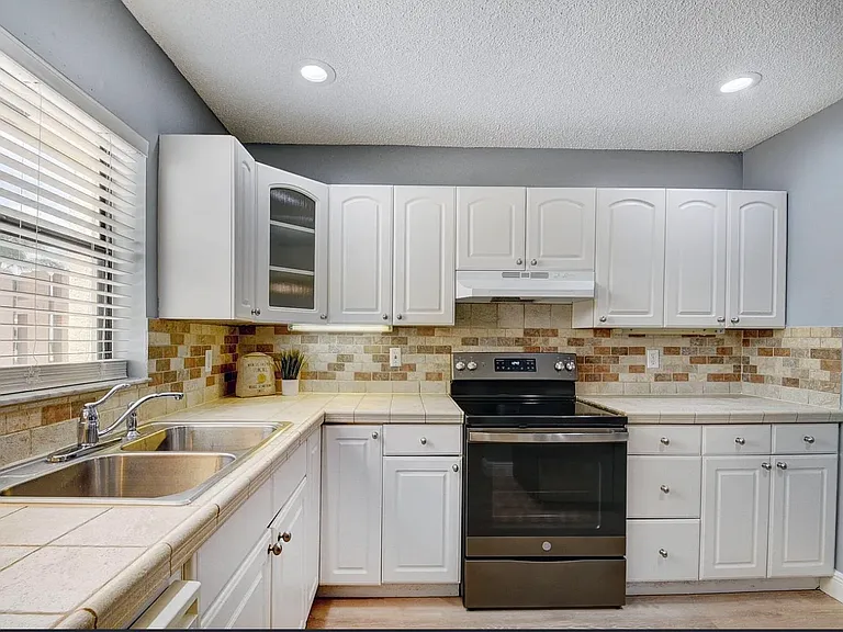 1921 Monks Ct — Photo 12