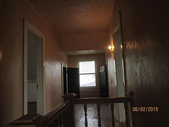 5th image of 606 E Whittier St