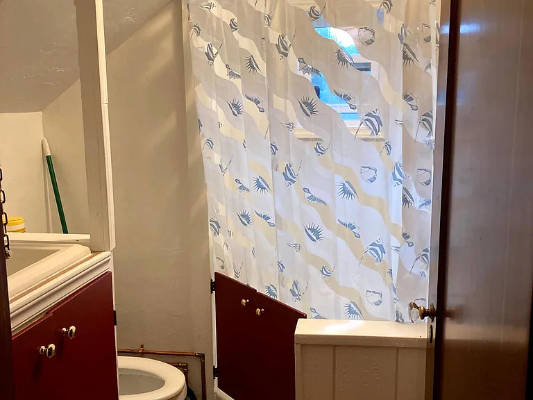 Sweet, small, sufficient 3/4 bath at the top of the stairwell, between the two upstairs bedrooms.