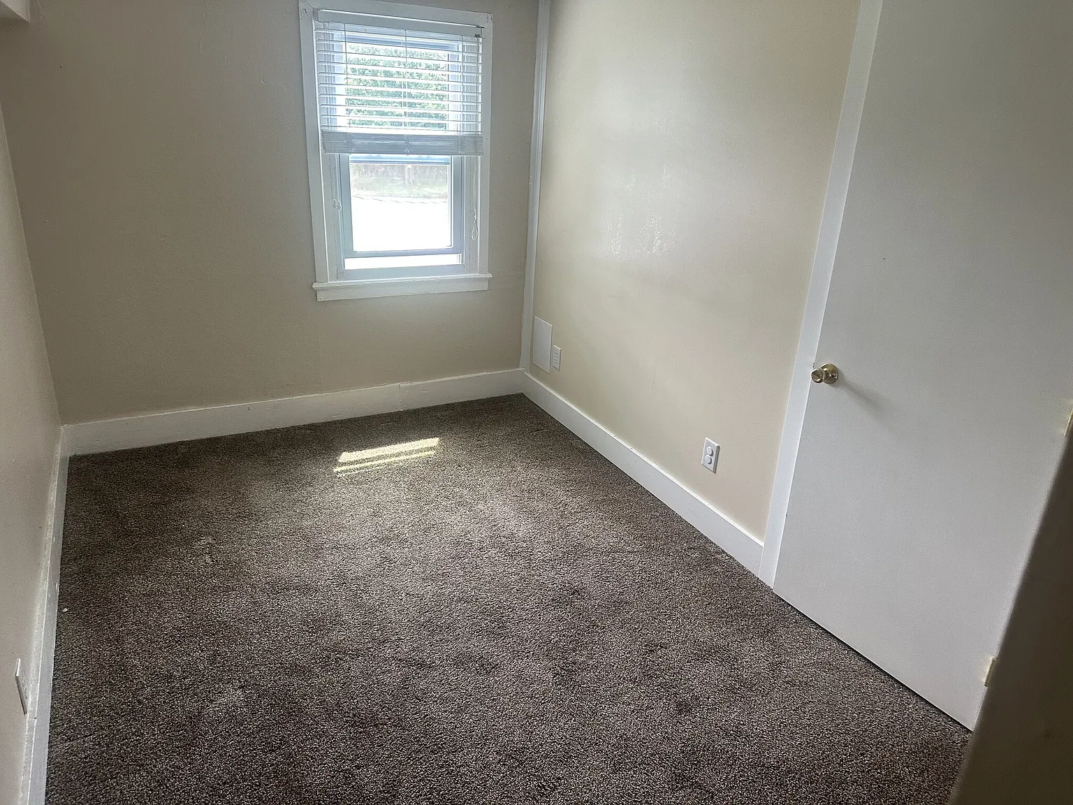 3 bed, 1.5 bath, 1450 sqft, $1,595 — Photo 2