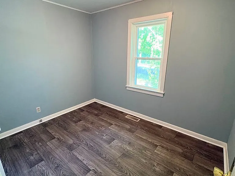 218 Eastview Dr — Photo 5