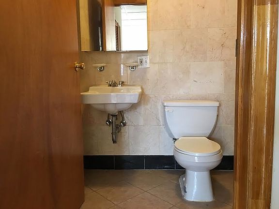 3rd image of 1035 Washington Ave APT Gr8