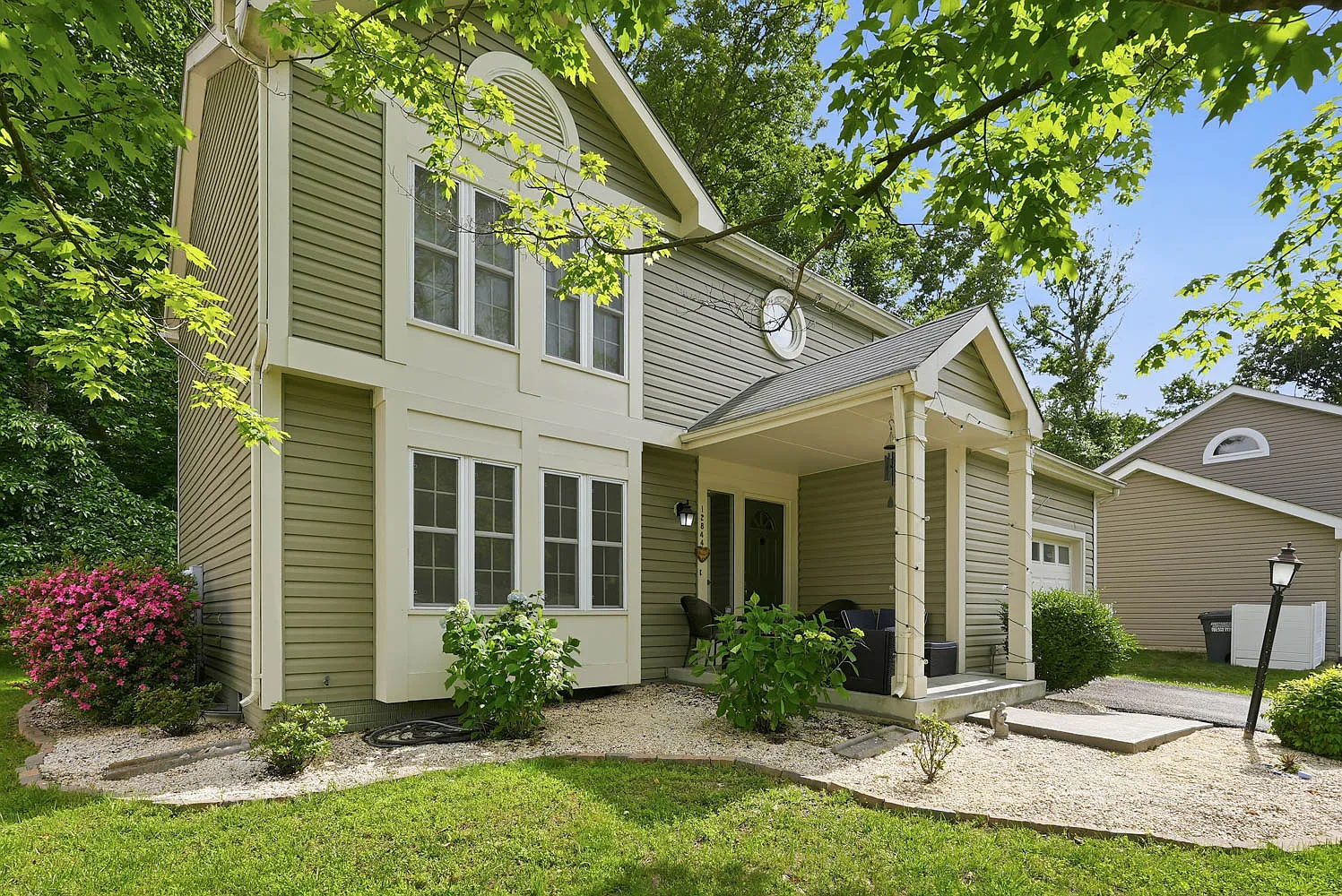 4 bed, 2.5 bath, 2725 sqft, $3,700 — Photo 2