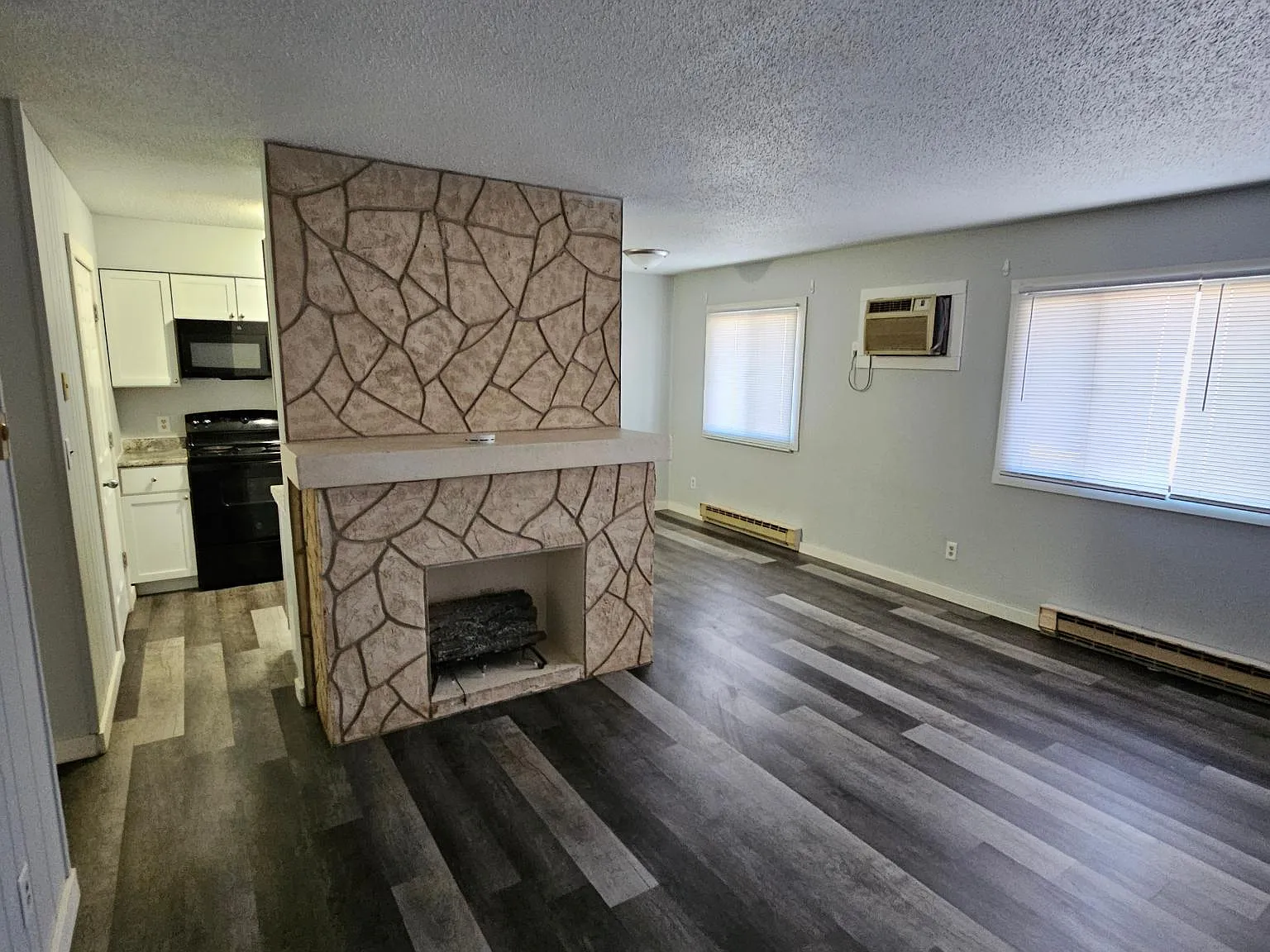 2 bed, 800 sqft, $1,300 — Photo 3