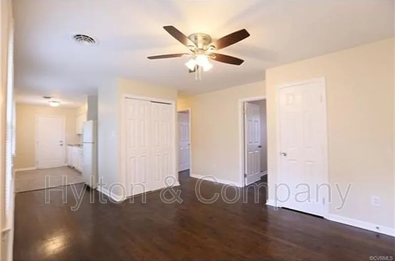 3 bed, 1.0 bath, 819 sqft, $1,560 — Photo 4