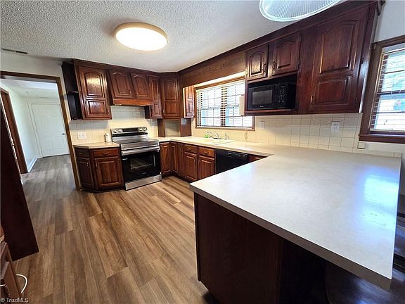 4th image of 1461 Chestnut Grove Rd