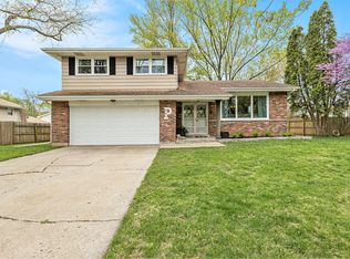 521 Mary Ln, Crown Point, IN 46307