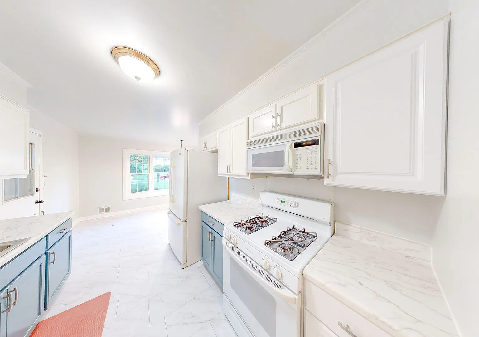 Lovely Updated 4Bed/2.5Bath Split level home in Silver Spring! — Photo 3