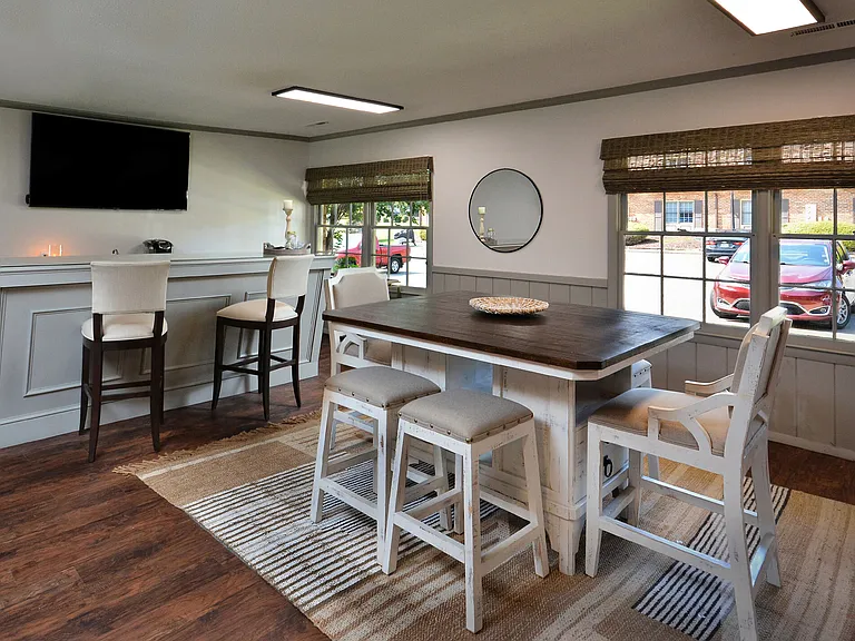 Chateau Apartments — Photo 9