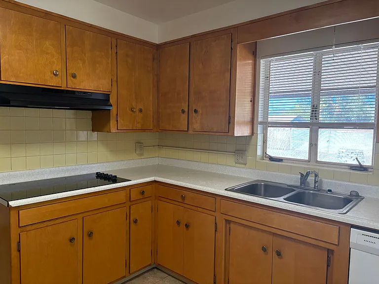 3221 E Linden St — Photo 7