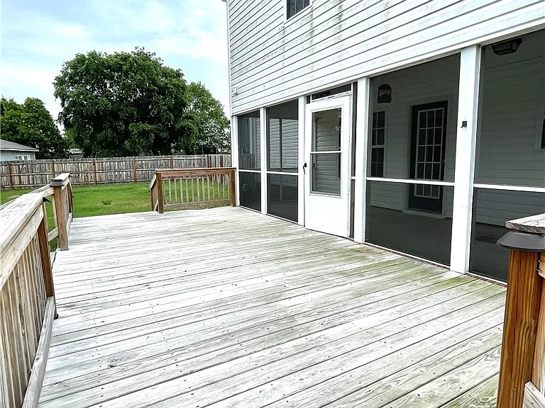 82 Essex Ct W — Photo 18