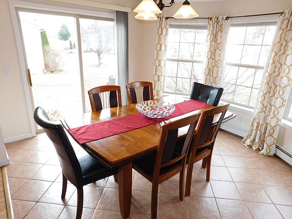 3rd image of 47 Fox Ridge Dr