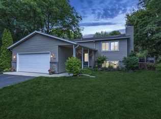 1425 Meadow Ct, Chaska, MN 55318