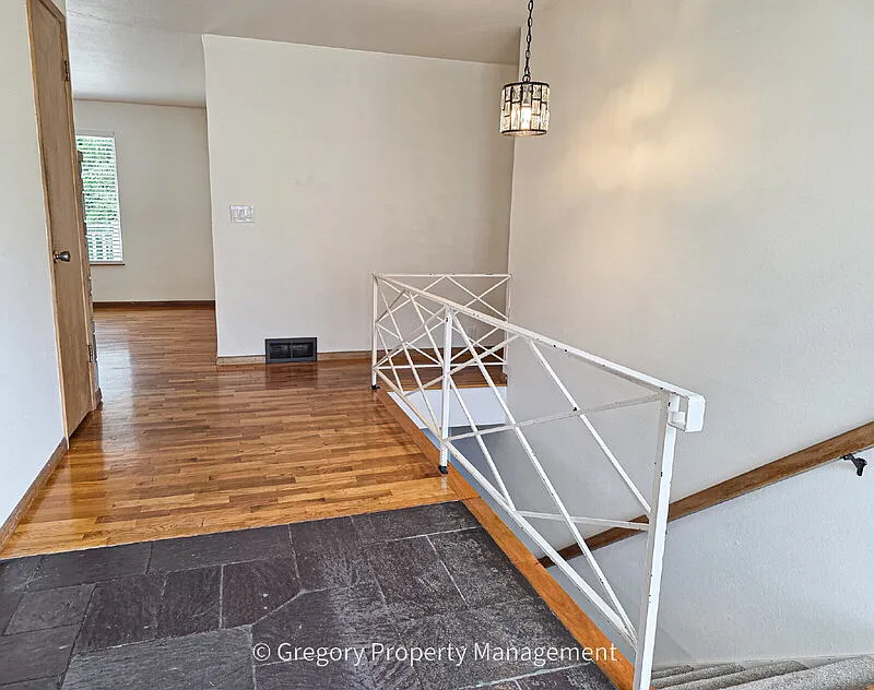 6 bed, 2.0 bath, 2700 sqft, $3,400 — Photo 3