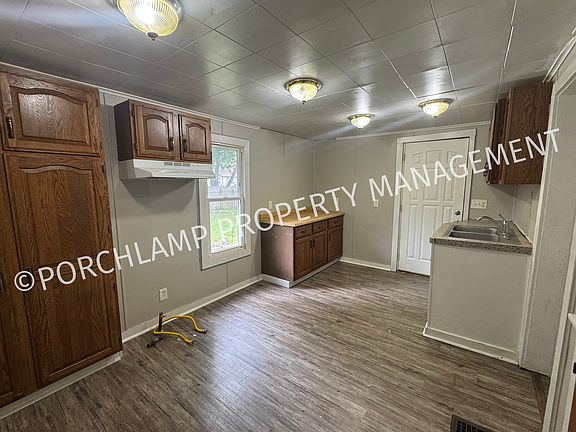4th image of 283 E Grand Ave