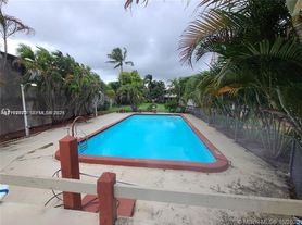 2917 Plunkett St, Hollywood, FL