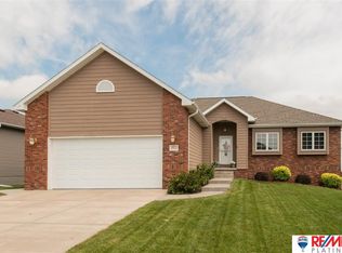 16402 Greenleaf St, Omaha, NE 68136
