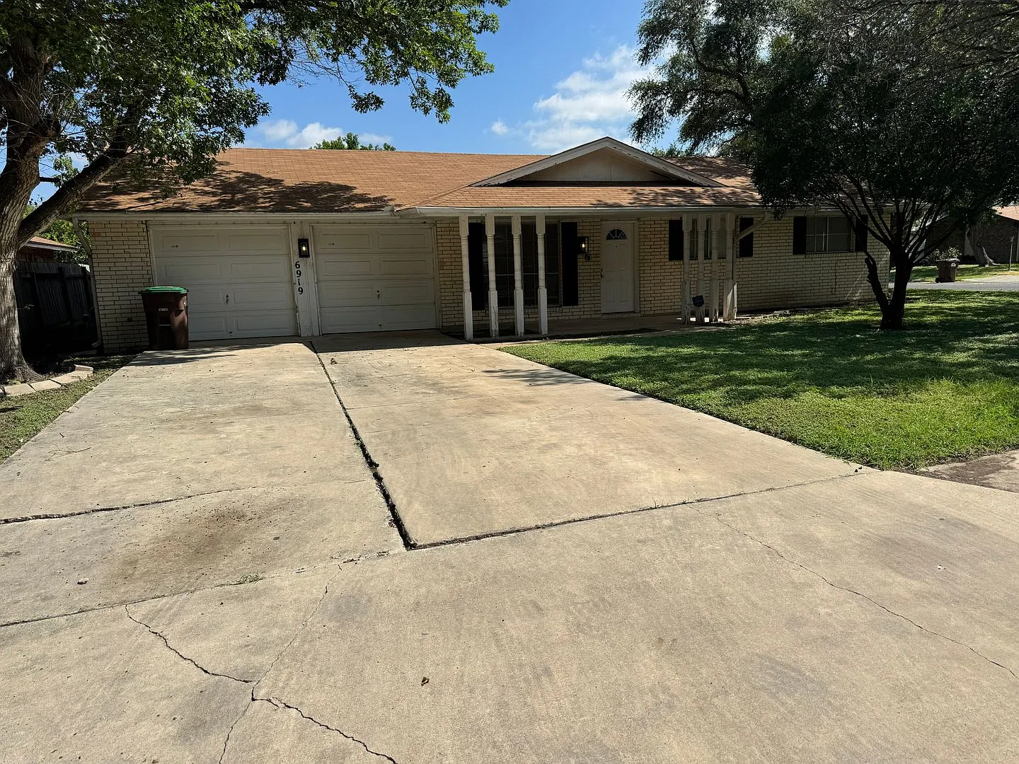 Welcome home to 6919 Moon Lake! — Photo 2