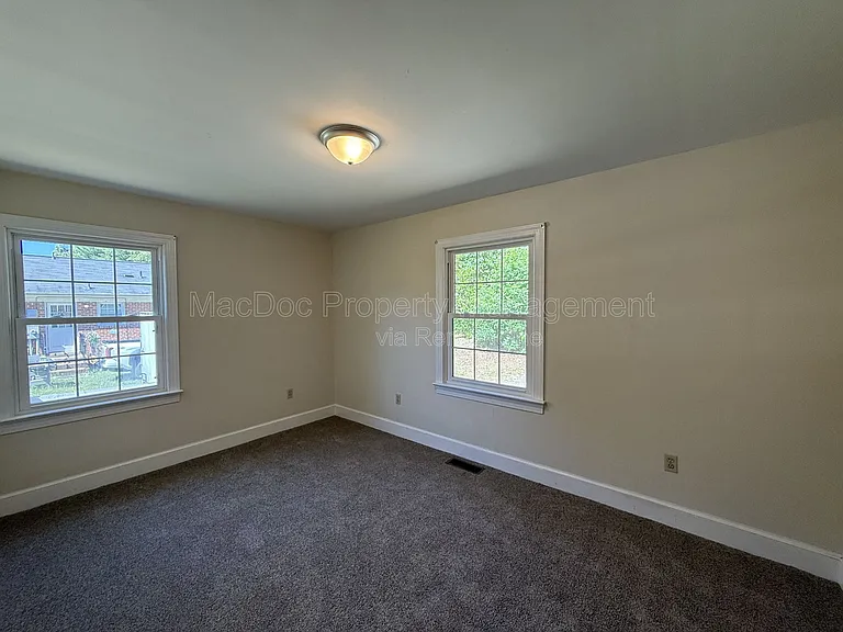 216 W Broaddus Ave — Photo 11
