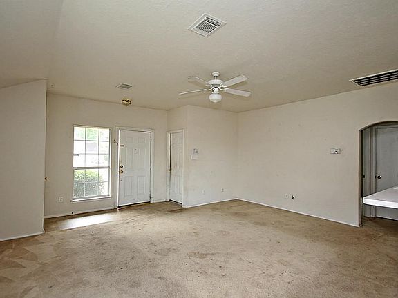 Open floorplan with neutral colors throughout!