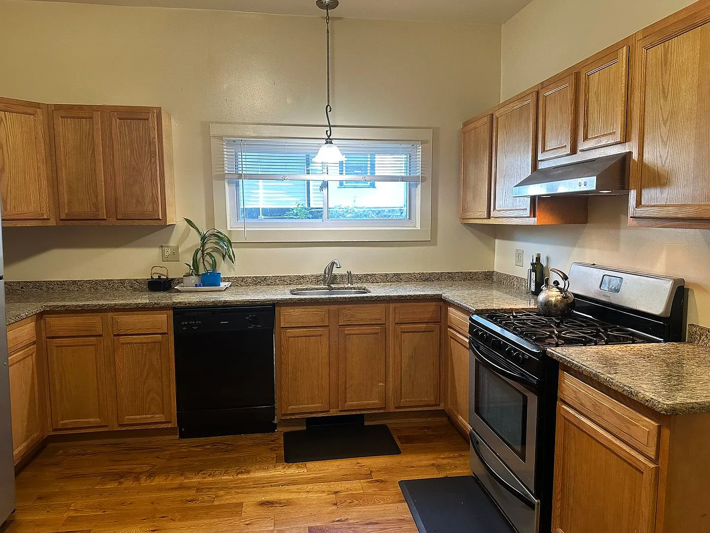 113 Comstock Place Furnished Rooms - Available 7/1/27 Or 8/1/27 — Photo 4