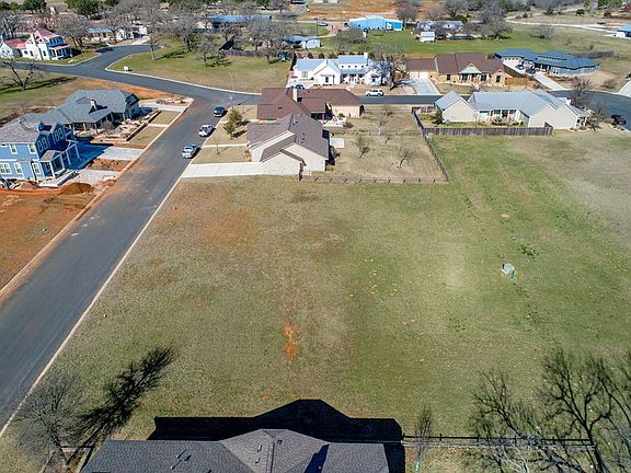 5th image of 918 Hawthorn Ln