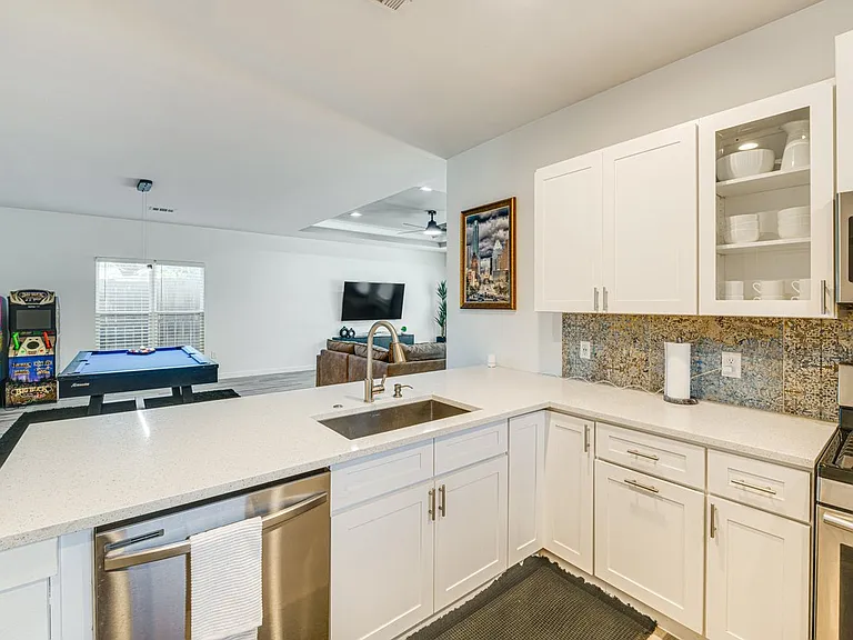 414 Avenue E — Photo 10