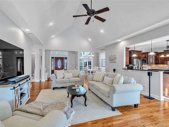 4th image of 102 Country Walk Ln