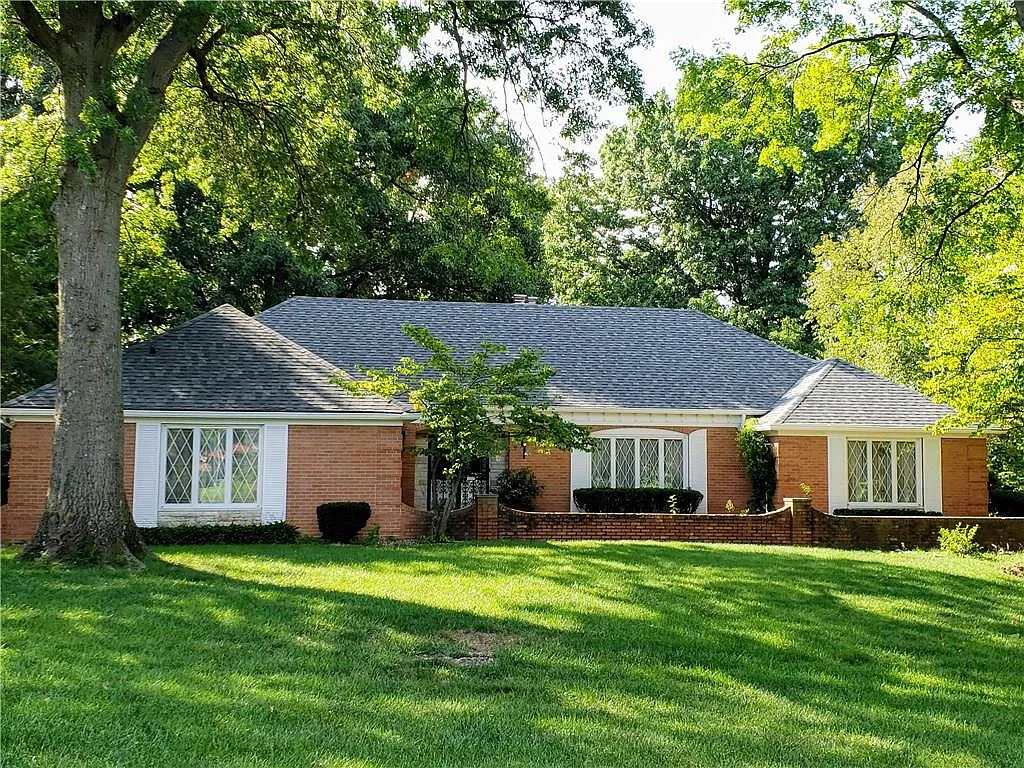 4838 Laurel Cir photo 1