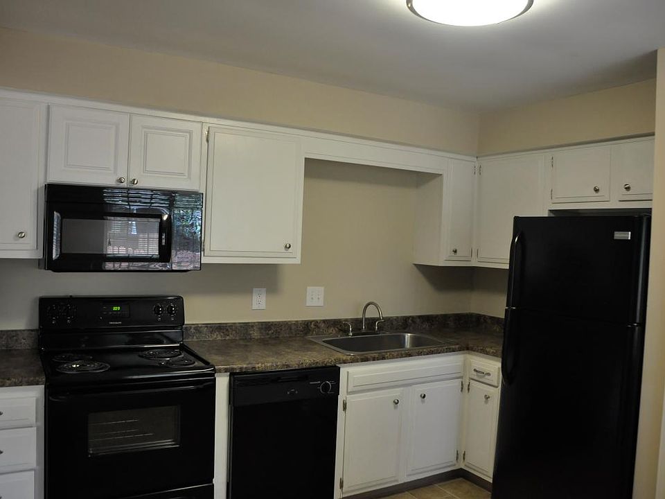 1st image of 525 W 101st Ter
