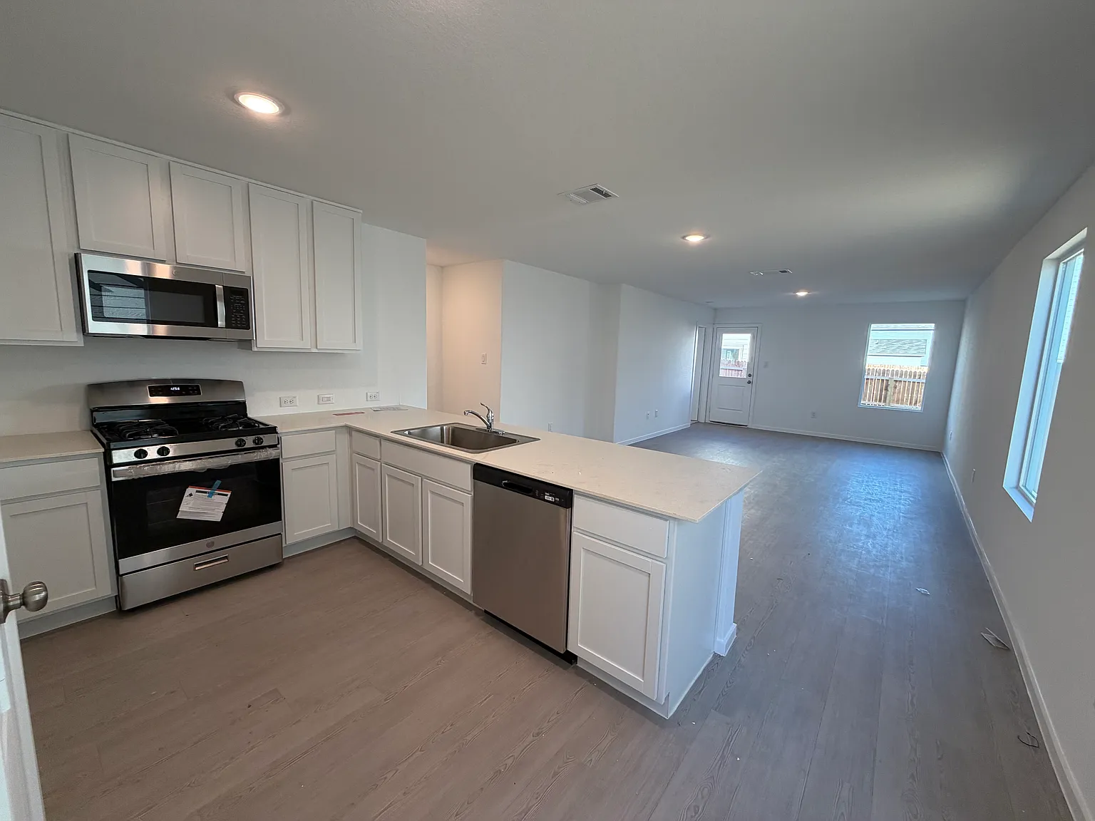 4 bed, 2.5 bath, 1867 sqft, $1,799 — Photo 2