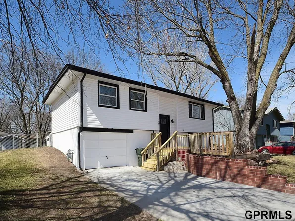 109 Wagon Train Ave, Hickman, NE 68372