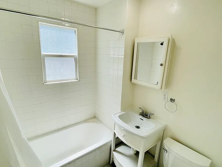 487 1/2 S Roxbury Dr — Photo 4