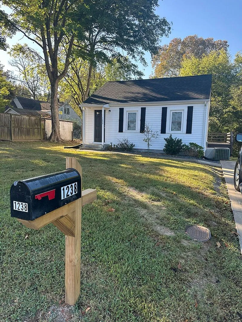 First Month Free! Fully Remodeled 2br/1ba House Near Downtown! — Photo 2