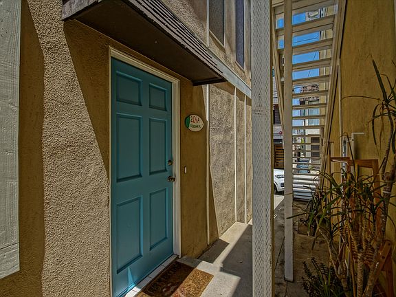 3rd image of 204 Rosecrans Pl #A