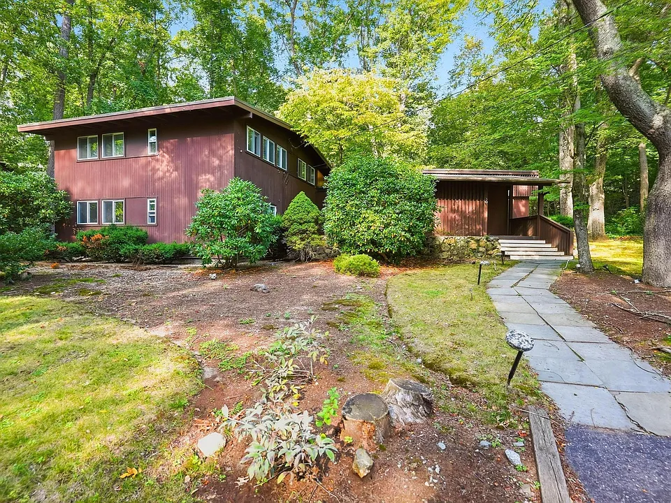 30 Peacock Farm Rd