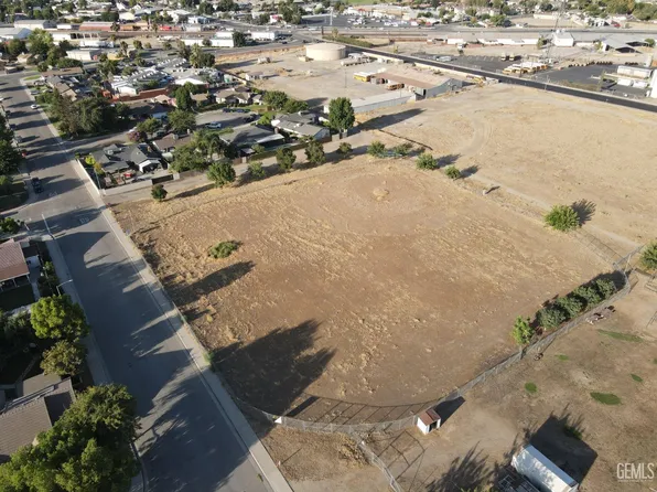 155 Redwood Dr, Shafter, CA 93263