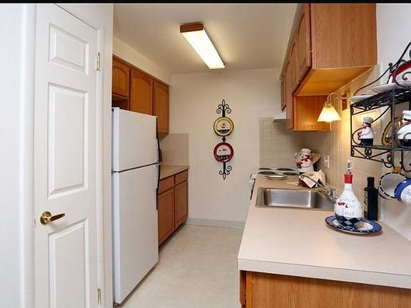 4th image of 293 Palmdale Dr