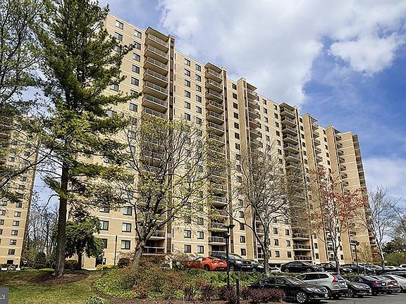 2nd image of 203 Yoakum Pkwy APT 607