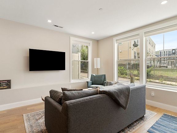 4th image of 220 Bowen St #1