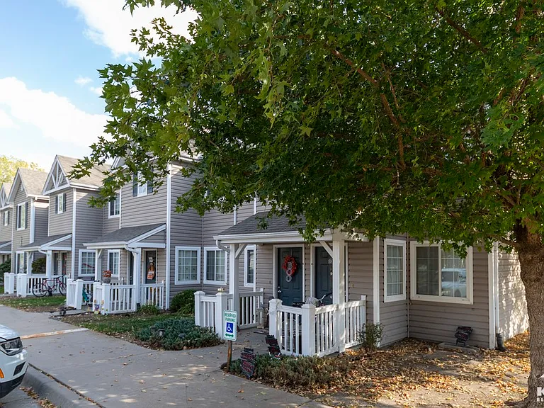 Country Meadow Residences — Photo 2