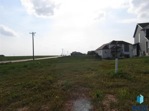509 S Connie Cir, Hartford, SD 57033
